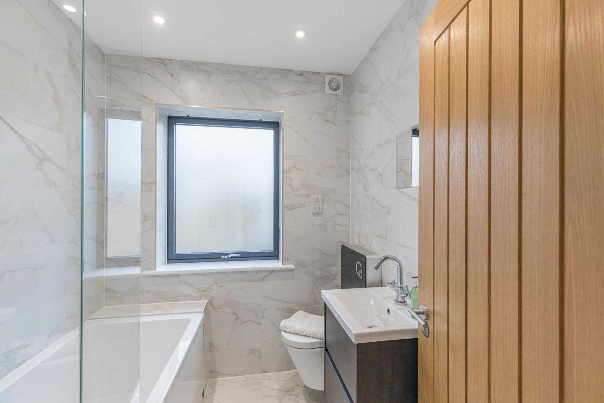 Central 2 Bed 2 Bath Apartment Near Brighton College, Beach, Hospital - Long Stay Offers Luaran gambar